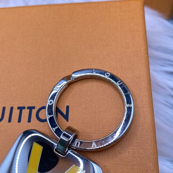 Louis Vuitton Voyagez Key Ring: Volez, Vogues, Voyagez EUC Box included - Picture 4 of 7